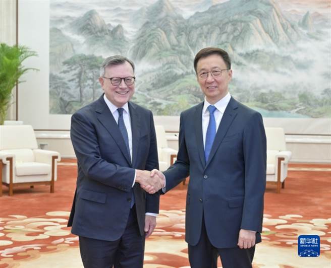 韓正昨在北京會見英國渣打集團主席韋浩思。(新華社)