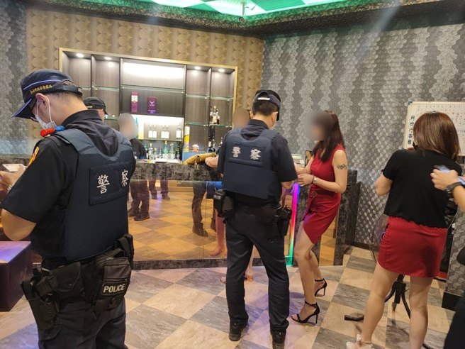 永康警强势临检扫荡临检厦内娱乐场所，守护青少年安全，并打击诈欺集团。(警方提供)