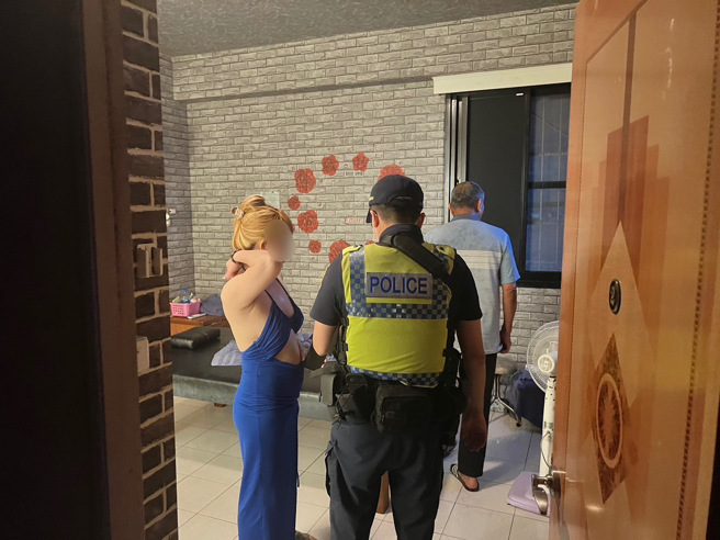 永康警强势临检扫荡临检厦内娱乐场所，守护青少年安全，并打击诈欺集团。(警方提供)