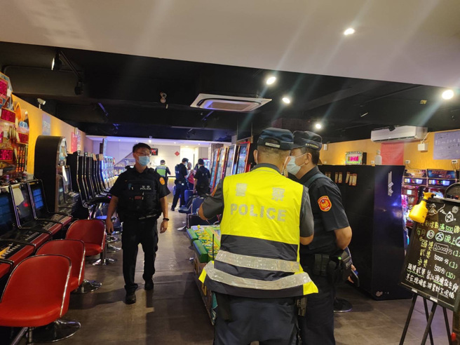 永康警强势临检扫荡临检厦内娱乐场所，守护青少年安全，并打击诈欺集团。(警方提供)