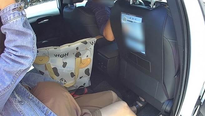 高雄孕婦即將臨盆，員警鳴笛開道護送醫。（翻攝照片／崔正綱高雄傳真）