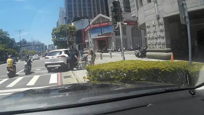 高雄孕婦即將臨盆，員警鳴笛開道護送醫。（翻攝照片／崔正綱高雄傳真）