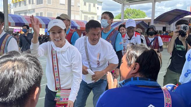 无党籍立委高金素梅（左一）和无党籍台东县议员陈政宗（左二）今共同出席台东马兰部落丰年祭，全场走透透握手拜票。（萧嘉蕙摄）