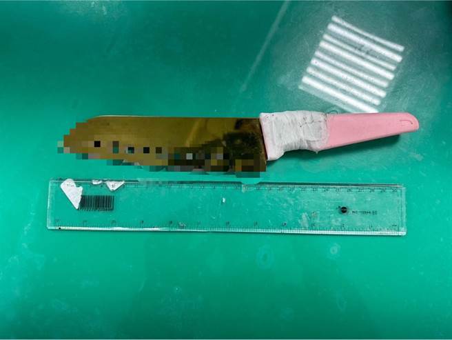 警方查扣到胡嫌犯案用的水果刀。（翻摄照片／林郁平台北传真）