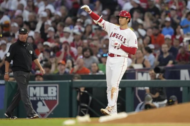 天使队投手大谷翔平安打上垒。（美联社）