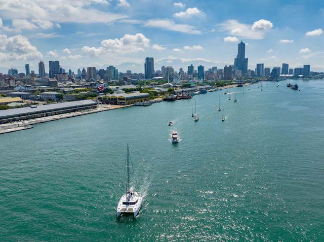 高雄国际帆船赛登场，数10艘重型帆船齐聚爱河湾展开竞技。（高雄市海洋局提供／林雅惠传真）