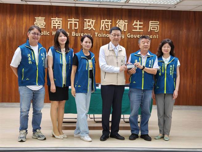 台南市政府卫生局与台南县、市医检师公会签订社区防疫採血委外服务合约，从下周起将有热血的医检师提供高风险区民眾採血服务。（卫生局提供／洪荣志台南传真）