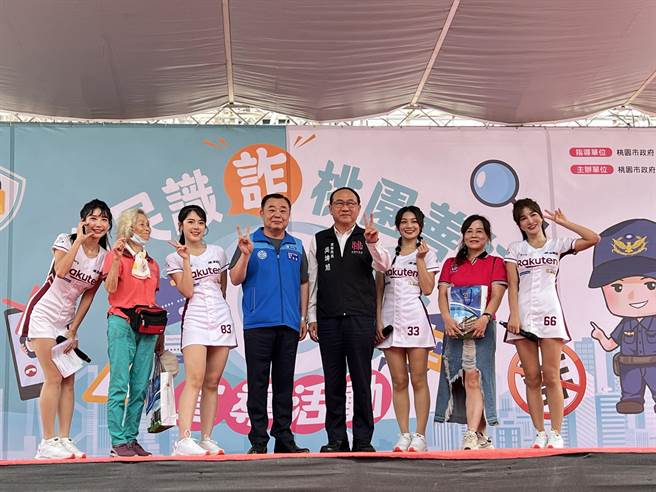 桃园市议长邱奕胜和警察局长吴坤旭和民眾有奖徵答宣导反诈骗。（蔡依珍摄）