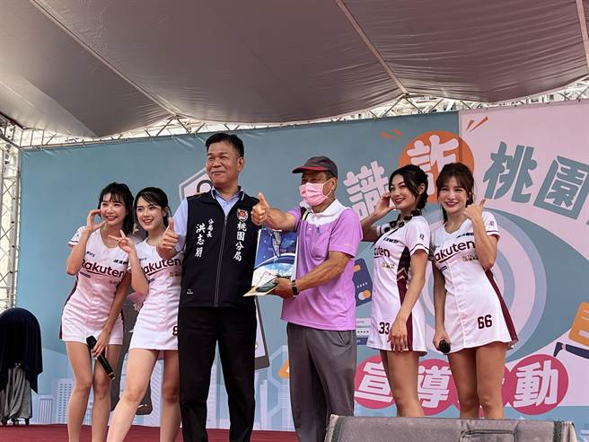 桃园分局长洪志朋和民眾有奖徵答宣导反诈骗。（蔡依珍摄）