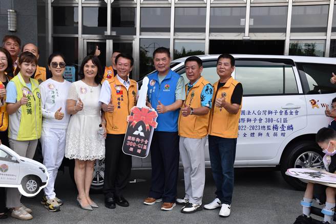 国际狮子会300-G1区及苗栗县狮子会联合捐赠交通车及儿童步态助行器。（谢明俊摄）