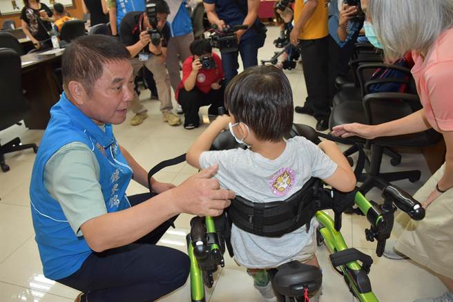 国际狮子会300-G1区及苗栗县狮子会联合捐赠儿童步态助行器，苗栗县长锺东锦关心身障儿童使用情况。（谢明俊摄）