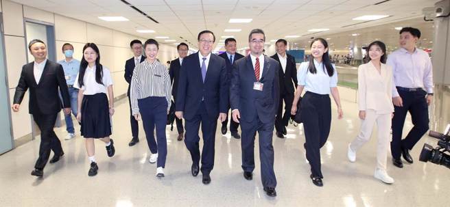 基金會執行長蕭旭岑（前排右四）向率團的前北京大學校長郝平（前排左四）表示歡迎。（范揚光攝）