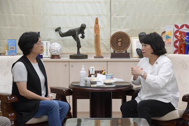 2025台灣設計展將在彰化縣舉行，彰化縣長王惠美特別率領縣府團隊，到嘉義市拜訪嘉義市長黃敏惠市府團隊，「雙惠」交流找靈感。（彰化縣政府提供／吳建輝彰化傳真）