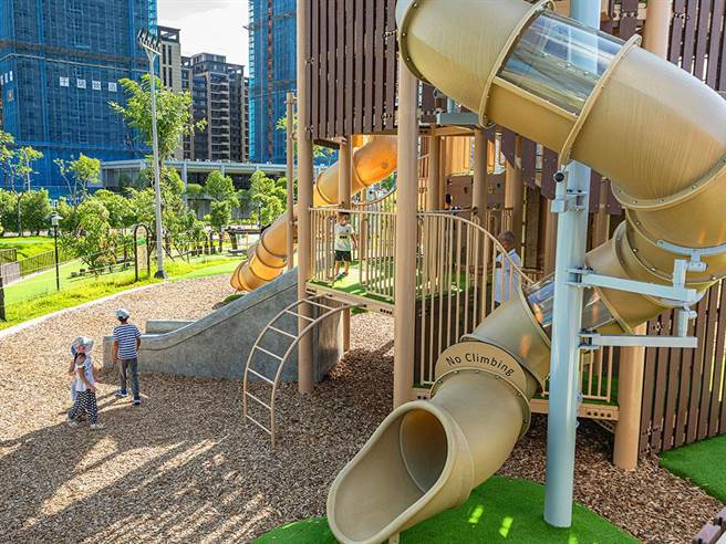 兩層樓高「穀倉高塔溜滑梯」是園內最吸睛的設施，登上後可俯瞰整座公園。（新北市政府提供）