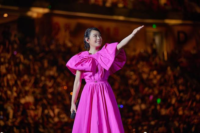 刘若英以全新的桃红色礼服亮相。 （相信音乐提供）  