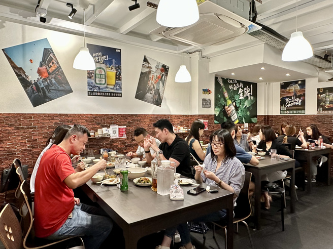 原為工程師的旅星台灣人陳志柏去年轉行投身餐飲業，開了當地首家台式快炒店，不只是菜單上的料理，店內牆上的布置也充滿台灣味。（圖／中央社）