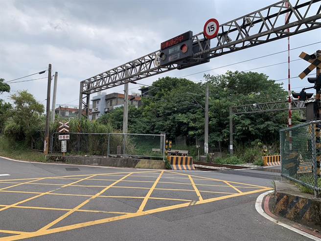 桃園市平鎮區新光路平交道為市民往來平鎮、南勢及山仔頂等地的重要道路，地方反映若因鐵路地下化工程阻斷，恐使周邊道路交通更加壅塞。（蔡明亘攝）