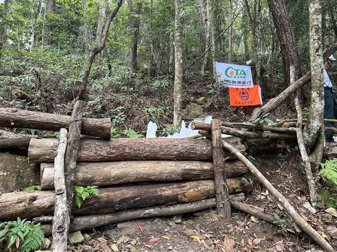 步道志工利用现场枯、倒木施作贴近自然之挡土护坡。（东势林管处提供）