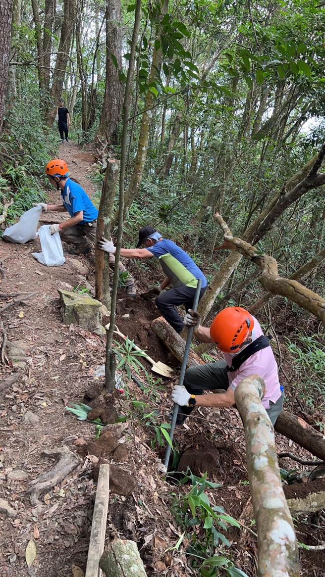 步道志工利用现地枯倒木进行护坡工程。（东势林管处提供）