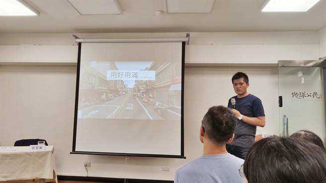 标线改造台湾路小编、高雄市交通局技士庄哲维认为，实体人行道经费庞大、交通衝击、施工期长、店家陈抗等，此时应可以透过标线改善。（林良齐摄）