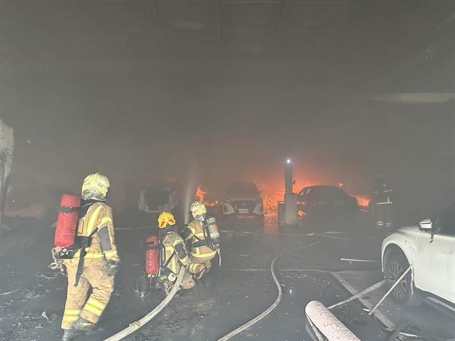 汽车维修厂火警，有4台等待维修的汽车受波及。（读者提供／程炳璋台南传真）