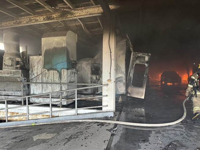 善化区一家汽车维修厂的烤漆室冒出火舌，不仅烧毁烤漆室，厂内有4台正等候维修的车辆也受波及被烧毁。（读者提供／程炳璋台南传真）