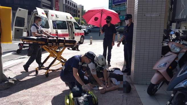 男子疑高溫身體不適，倒臥在人行道上，所幸員警及時發現協助送醫。（翻攝照片／崔正綱高雄傳真）