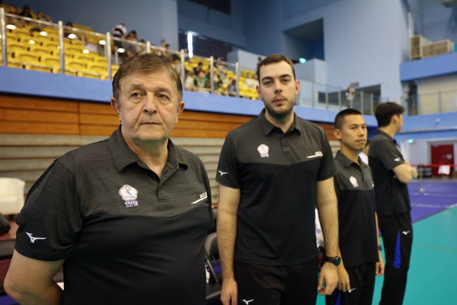 中華男排教練莫羅(左)相當滿意球隊在這次挑戰盃表現。(中華排協提供)