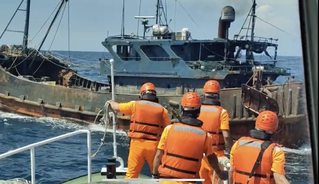 大陸籍漁船進入我國限制水域拖網作業，經多次鳴笛廣播命其停俥受檢，均拒不停船，海巡隊緊追後強靠登檢該陸船。（圖／海巡署提供）