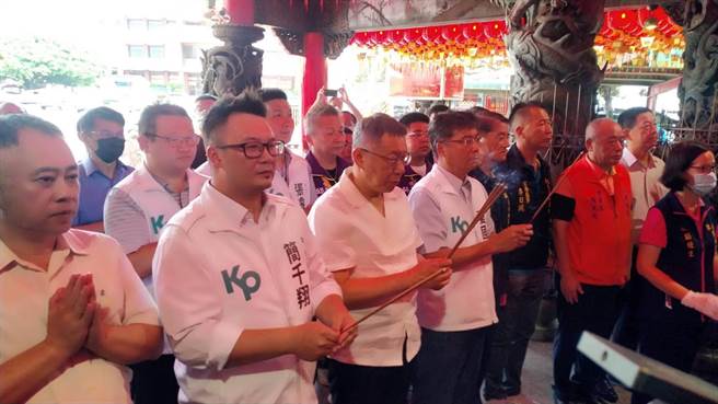 台灣民眾黨主席柯文哲15日在黨籍縣議員簡千翔陪同下，先到草屯陳府將軍廟參香。（馮惠宜攝）