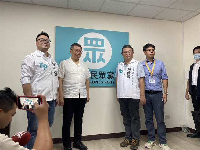 台灣民眾黨主席柯文哲15日在南投縣縣議員簡千翔陪同下到民眾黨草屯辦事處進行揭牌。（馮惠宜攝）