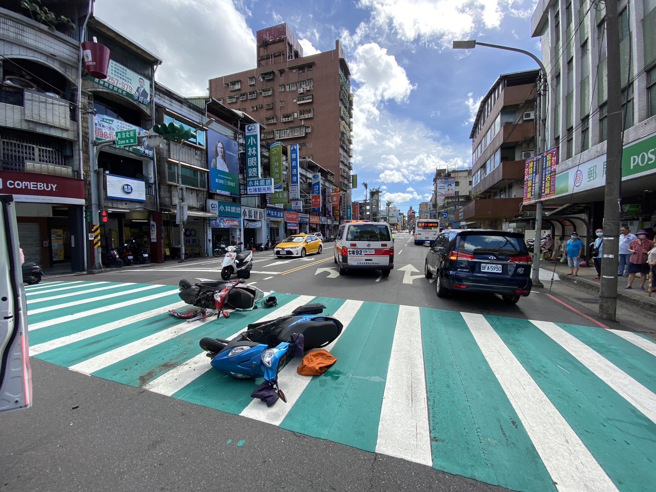 今（15）日上午08時許，基隆1名柳姓男騎士騎車行經基隆市七堵區明德一路、自治街口時，未依兩段式違規左轉，與直行的廖姓女騎士發生碰撞。（圖／警方提供）