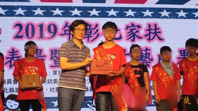 警误抓的陈姓少年是家扶儿，2019年获得彰化家扶自强儿童表扬，当时知名导演魏德圣现身颁奖。(本报资料照片)