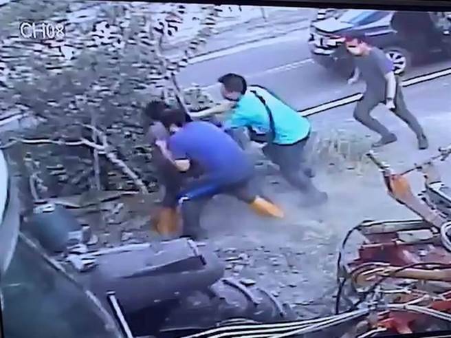 彰化警方锁定路上骑乘电动机车、脚踏车的移工，只凭一句「形迹可疑」就上前抓捕。（本报资料照片）