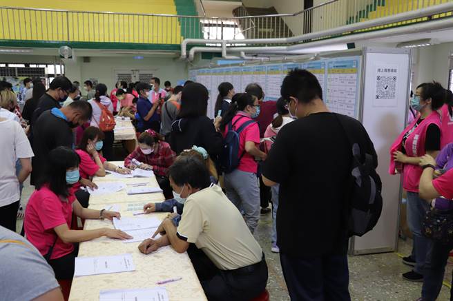 劳动力发展署云嘉南分署今天在嘉义市办徵才活动，求职者涌入现场面谈。（廖素慧摄）