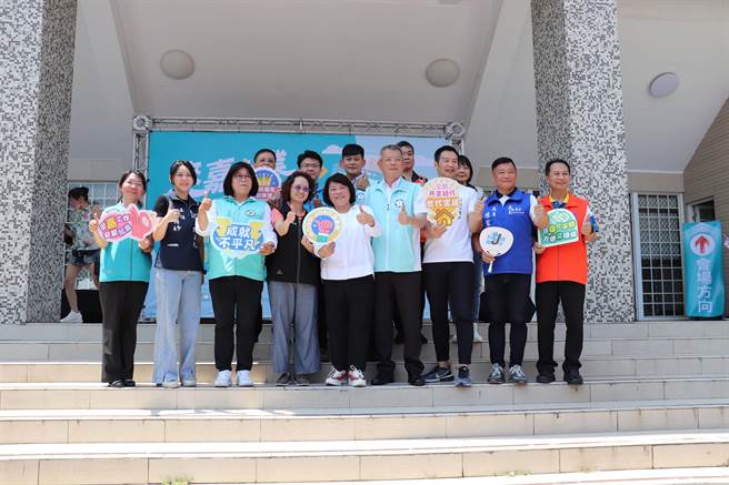 劳动力发展署云嘉南分署副分署长许慧香（前左四）与嘉义市长黄敏惠（前中）到场关心徵才情况。（廖素慧摄）