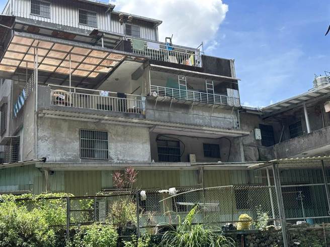汐止居民拍下黄国昌位于水源路上的透天厝，5楼处有明显加盖的铁皮屋。（民眾提供/ 中时报系资料照）