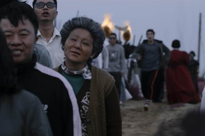 王彩桦（左三）在《地狱里长》超龄演出「一凡阿嬷」，不幸遭逢意外。（风起娱乐提供）