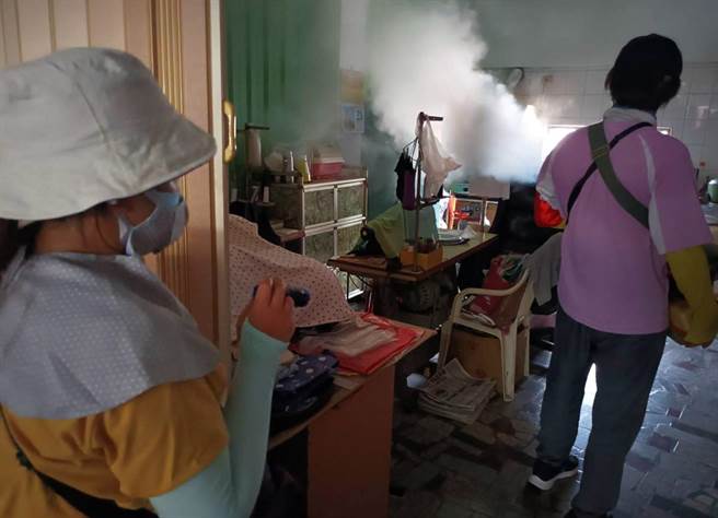 台南市今天新增10例登革热确诊病例，累积病例为332例，防疫人员均已立即进行个案居住地及工作地户内外化学防治作业。（登革热防治中心提供／洪荣志台南传真）