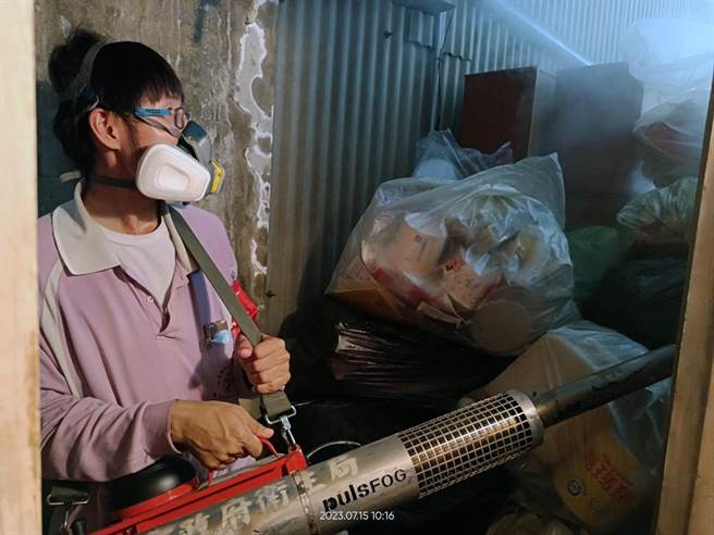 台南市今天新增10例登革热确诊病例，累积病例为332例，防疫人员均已立即进行个案居住地及工作地户内外化学防治作业。（登革热防治中心提供／洪荣志台南传真）