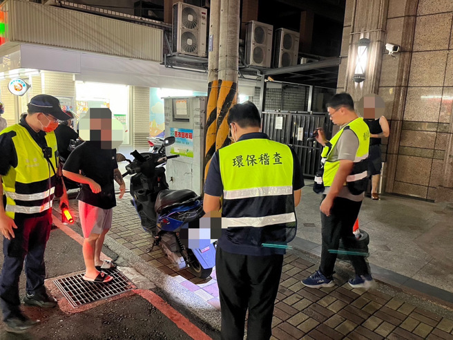 林口分局于与新北市环保局执行联合改装噪音车辆稽查，遏止泰山及林口两地夜间改装排气管之车辆扰民情形。（图／警方提供）