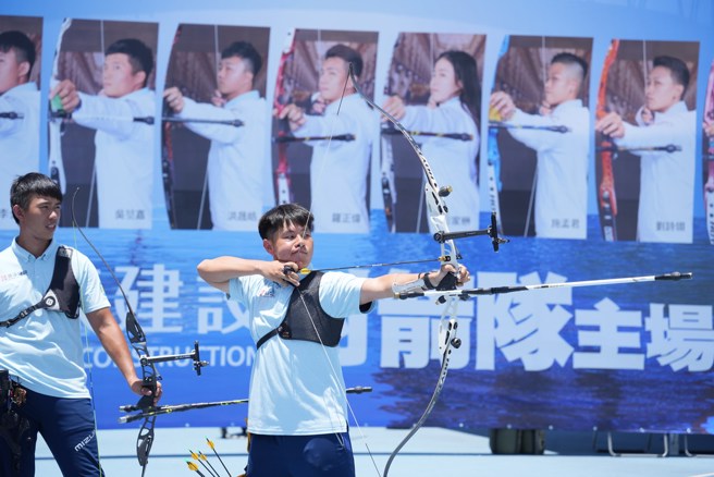 郭昱承今天在比賽場地慶祝自己的19歲生日。(中華企業射箭聯賽提供)