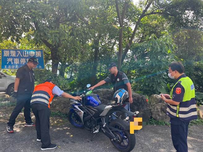 屏东里港警分局15日结合环保局、监理站在台24线执行「监、环、警联合稽查」勤务，针对超速、改装车等违规案件强力取缔。（警方提供／谢佳潾屏东传真）