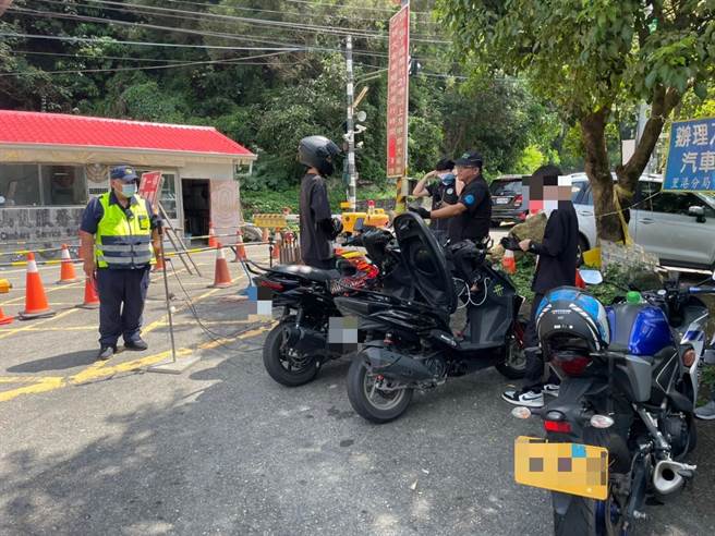 屏东里港警分局15日结合环保局、监理站在台24线执行「监、环、警联合稽查」勤务，针对超速、改装车等违规案件强力取缔。（警方提供／谢佳潾屏东传真）