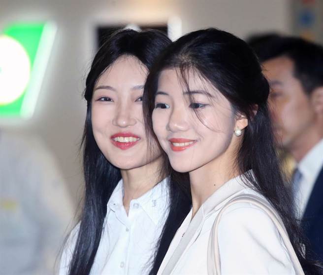 團員們下機後各個難掩興奮的心情。（范揚光攝）