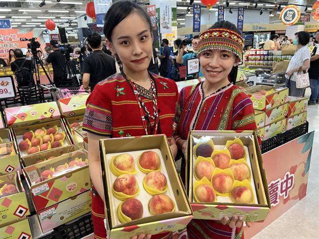 桃园市农业局为拓展行销，首度和直播主、量贩店合作，15日除邀请艺人小娴线上叫卖，也宣布即起在家乐福北台湾10分店都能买到正宗拉拉山水蜜桃。（蔡依珍摄）