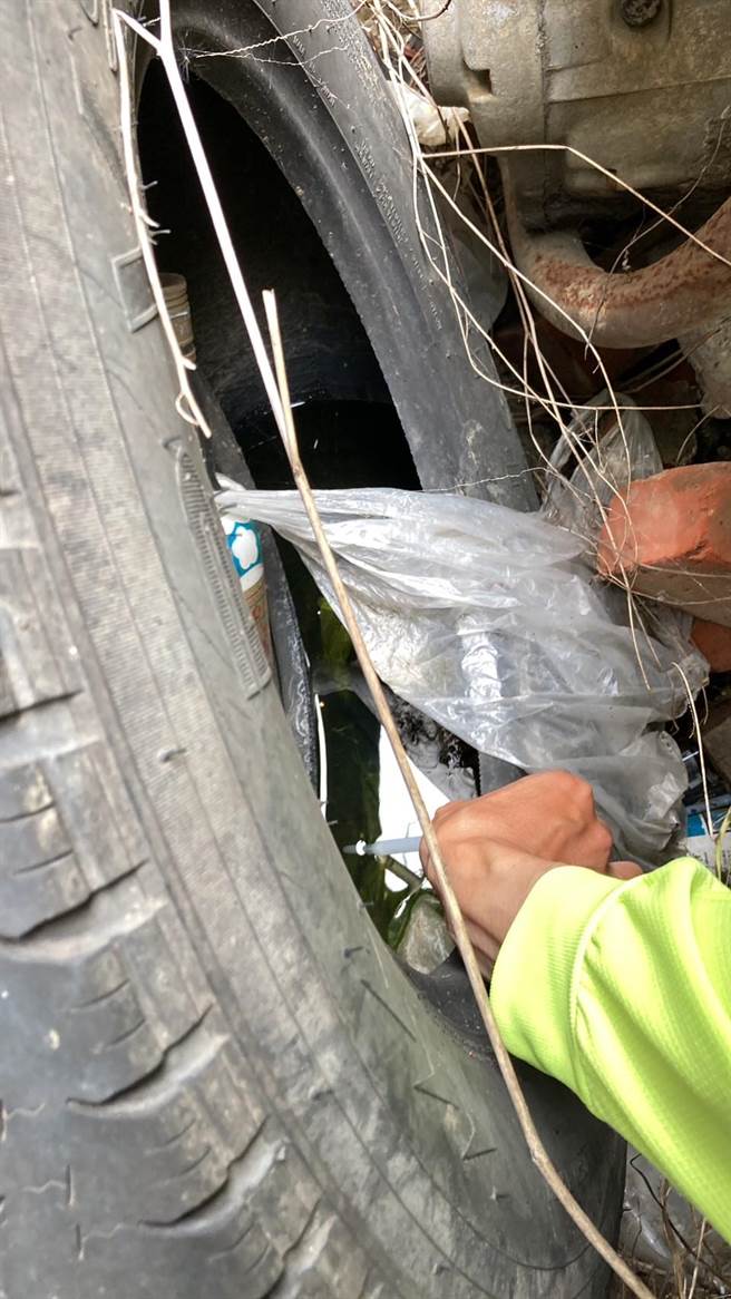 防疫人員在廢棄輪胎內查獲孳生病媒蚊孑孓。（高雄市衛生局提供／崔正綱高雄傳真）