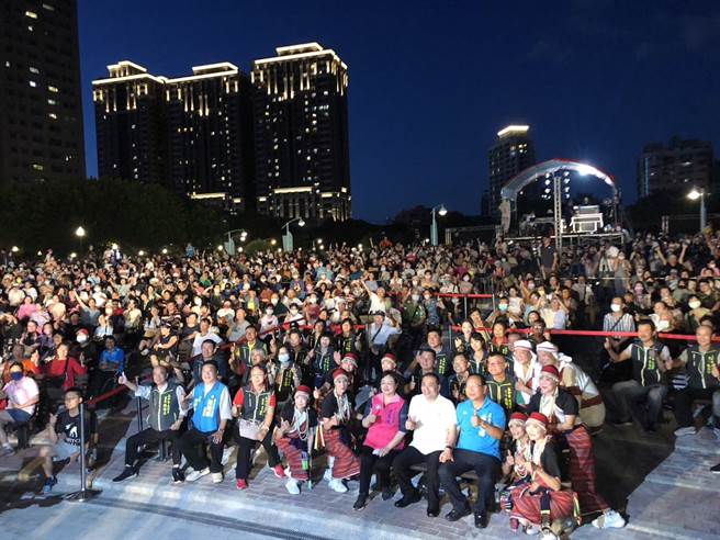 新北市長侯友宜到仁愛公園，陪同民眾聆聽民歌，享受音樂盛宴。（高鈞麟攝）