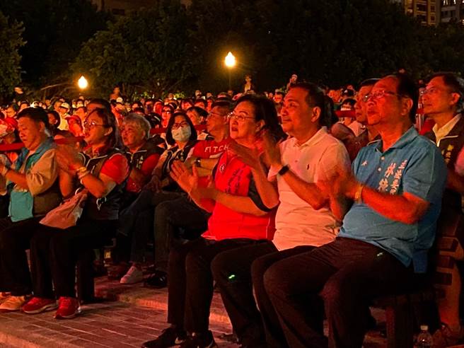 侯友宜不時跟著節奏哼唱、打節拍，沉醉在經典民歌悠揚樂聲中。（高鈞麟攝）