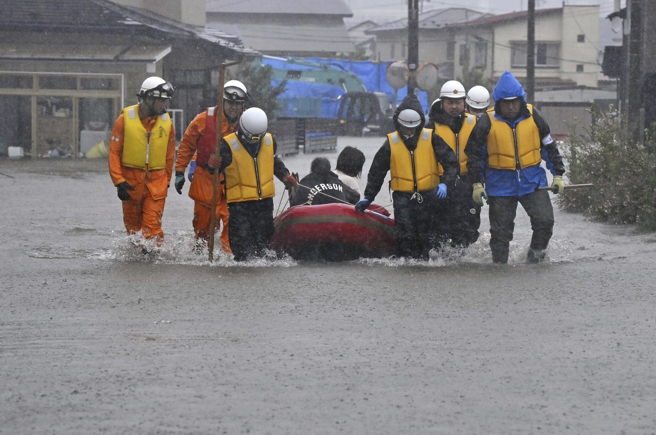 日本北部秋田縣大雨釀災，路面淹水情形嚴重。（美聯社）